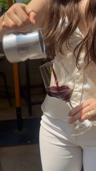 “A bi šou na kavo?” ☕👀
Odvisno, kako definiraš kavo… 🍷😏

Pri nas imamo včasih malo drugačne ideje za coffee date.
#SlovenskaHiša #CoffeeOrWine #PlotTwist #WineTime #LjubljanaVibes