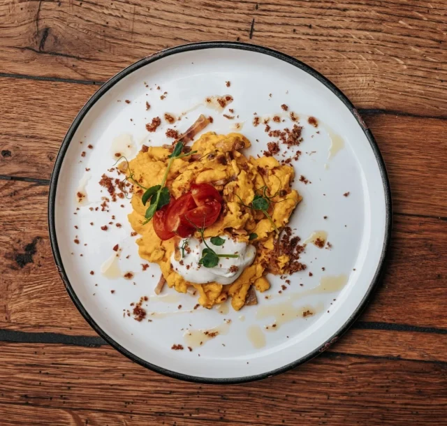 Kraška panceta, jajca in malo slovenske tradicije na krožniku. 🥓🍳🇸🇮
Zajtrk, ki ni samo obrok, ampak pravi začetek dneva. 🤎

📍 Slovenska Hiša

#SlovenskaHiša #KraškaJajca #KraškaPanceta #SlovenskiOkusi #SlovenskiZajtrk LjubljanaFood