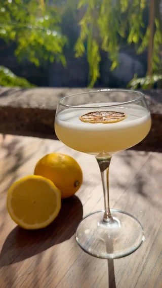 🍸 Novo na meniju

Predstavljamo Limončico. 🍋
Sveža, citrusna in pripravljena, da postane tvoja nova najljubša. 💛

Pridi in jo preizkusi. 😉

#SlovenskaHiša #Limončica #NewCocktail #Ljubljana