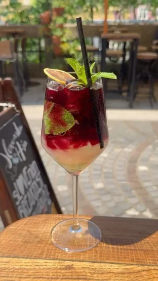 Od črno-belega do eksplozije barv ✨🖤🍸
Naš Črni Hugo v Slovenski Hiši ni samo koktejl — je izkušnja.
En dotik in vse oživi. 👆🌈

Pridi po svojo dozo magije. 🥂
#SlovenskaHiša #ČrniHugo #CocktailMagic #LjubljanaNights #drinkexperience