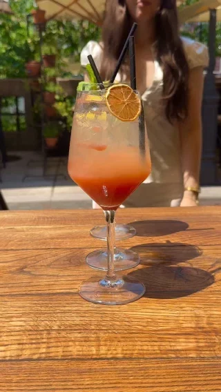 Trije favoriti. En popoln moment. 🍓🍸✨
Jagodka, Hugo in Gin Tonic — pripravljeni, postreženi in čisto tvoji.

Kateri gre danes s tabo? 👀🥂
📍 Slovenska Hiša
#SlovenskaHiša #CocktailTime #Jagodka #Hugo #GinTonic LjubljanaDrinks