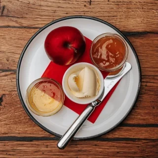 Dobro jutro po slovensko. 🍎🍯🧈
Preprosto, domače in polno pristnih okusov. Marmelada, med, maslo in sveže jabolko – vse, kar potrebuje popoln začetek dneva. 🤍

Se vidimo na zajtrku v Slovenski Hiši. ☕

#SlovenskaHiša #SlovenskiZajtrk #LokalniOkusi #DobroJutro #VisitLjubljana TraditionalBreakfast