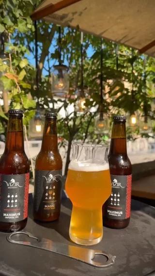 Ljubezen na prvi požirek. 🍺🤍
Maximus Imperial IPA ali Magic Honey Beer? Ne izbiraj – poskusi oba.

Se vidimo v Slovenski Hiši. 🍻

#SlovenskaHiša #CraftBeer #Vizir #BeerLovers #supportlocal