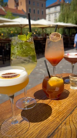 Ko se sonce spusti, kozarci zažarijo. ☀️🍸✨
Pravi poletni večer se začne z dobrim koktejlom in konča z dobro družbo.

📍 Slovenska Hiša

#SlovenskaHiša #CocktailTime #SummerNights #LjubljanaVibes #cocktaillovers