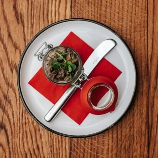 Tradicija z elegantnim pridihom. ✨
Domača pašteta, med in tartufi – kombinacija, ki preseneti z vsakim grižljajem. 🍯🍄