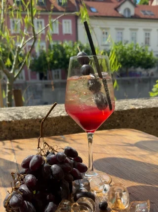 Nekateri koktejli osvežijo.
Drugi ustvarijo trenutek. ❤️

Teranov špric – nova poletna zgodba iz Slovenske hiše, s teranovim likerjem in Frelihovo Brut penino. 🍇🥂