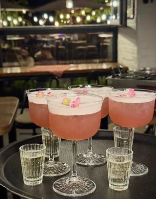 Nežna barva. Cvetlična aroma. Nepozaben okus. 💜✨
Predstavljamo Lavando – koktejl, ki navduši že na prvi pogled, še bolj pa na prvi požirek.

Na zdravje! 🥂

📍 Slovenska Hiša

#SlovenskaHiša #Lavanda #CocktailTime #Ljubljana #drinklocal